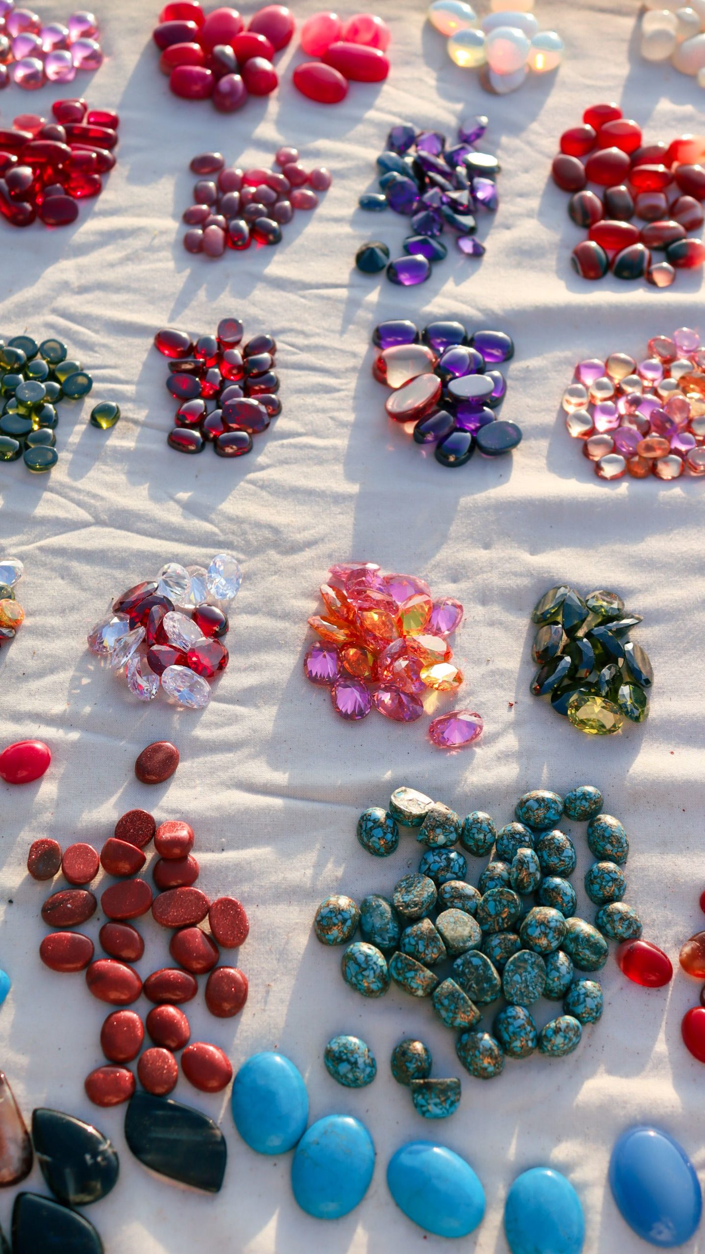 étal de pierres naturelles et cabochons de toutes les couleurs
